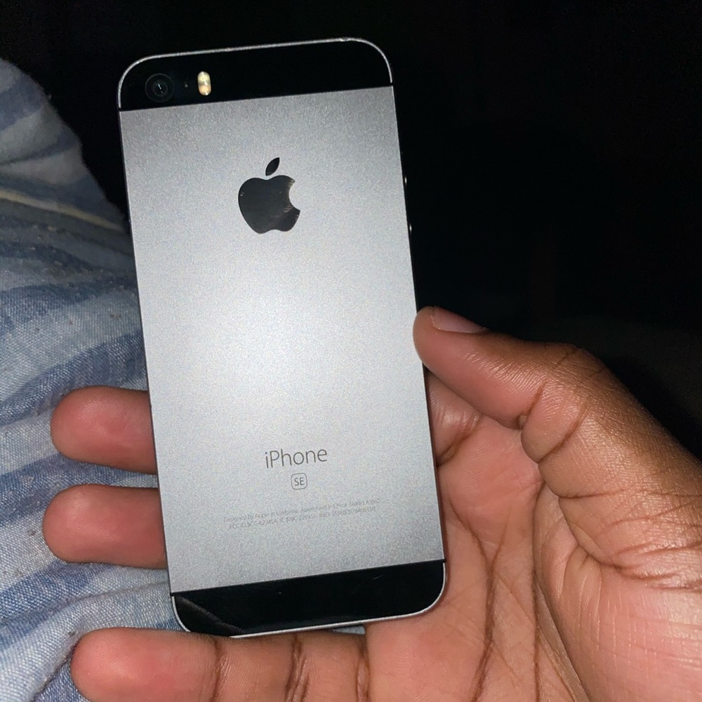 iPhone SE 64 gigs